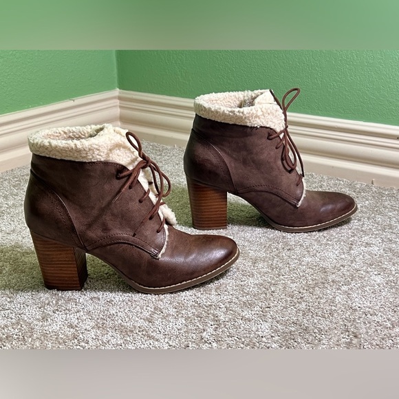Restricted Brown Ankle Boots with Cream Lining - Picture 4 of 6